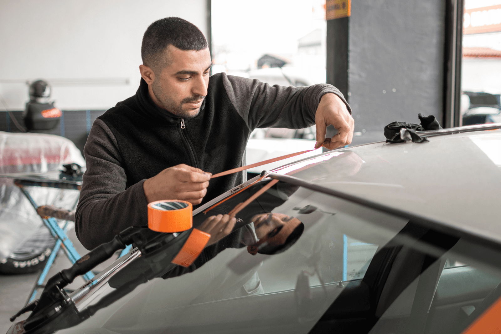 Guide du pare-brise sur mesure : notre technicien vitrage expert en action