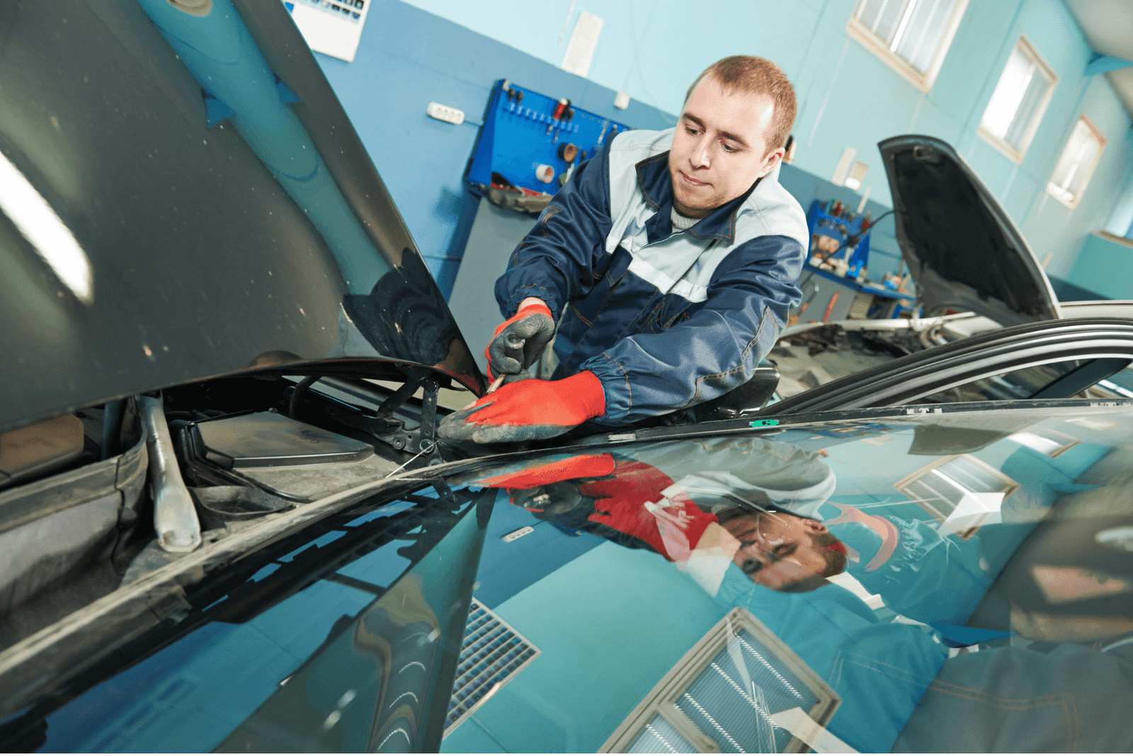 Un professionnel du vitrage auto gérant d'un centre pare-brise sans franchise