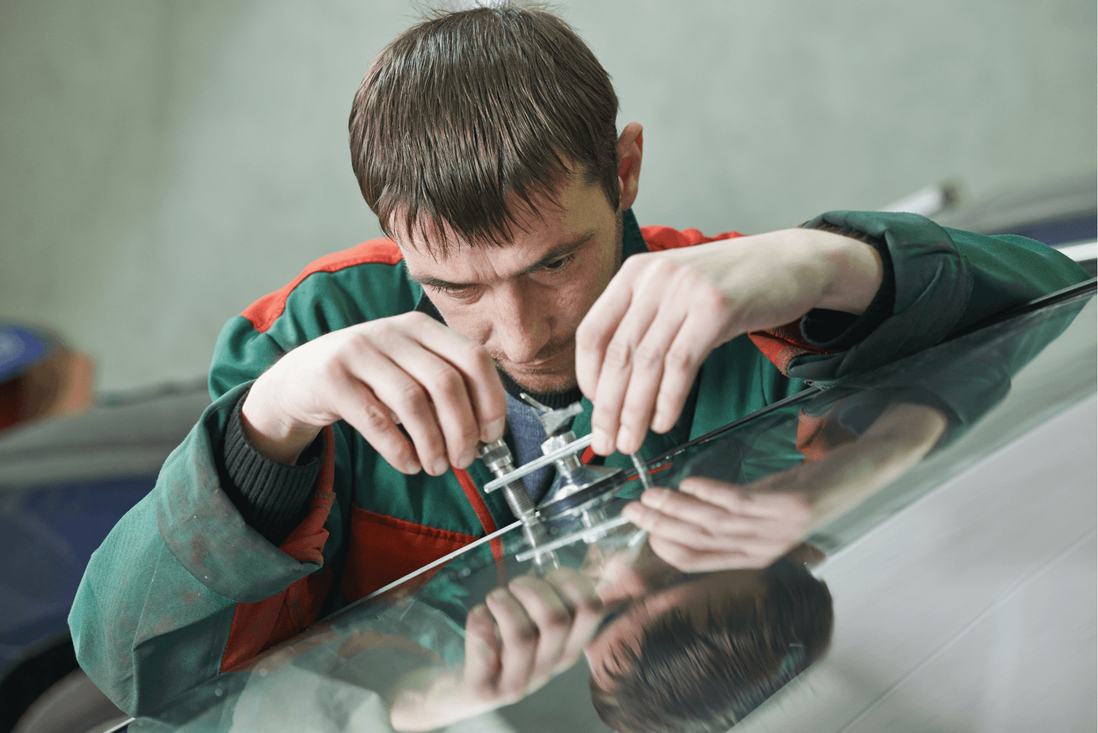 Un vitrier automobile artisan spécialiste de la réparation de vitrages de tous types de véhicules