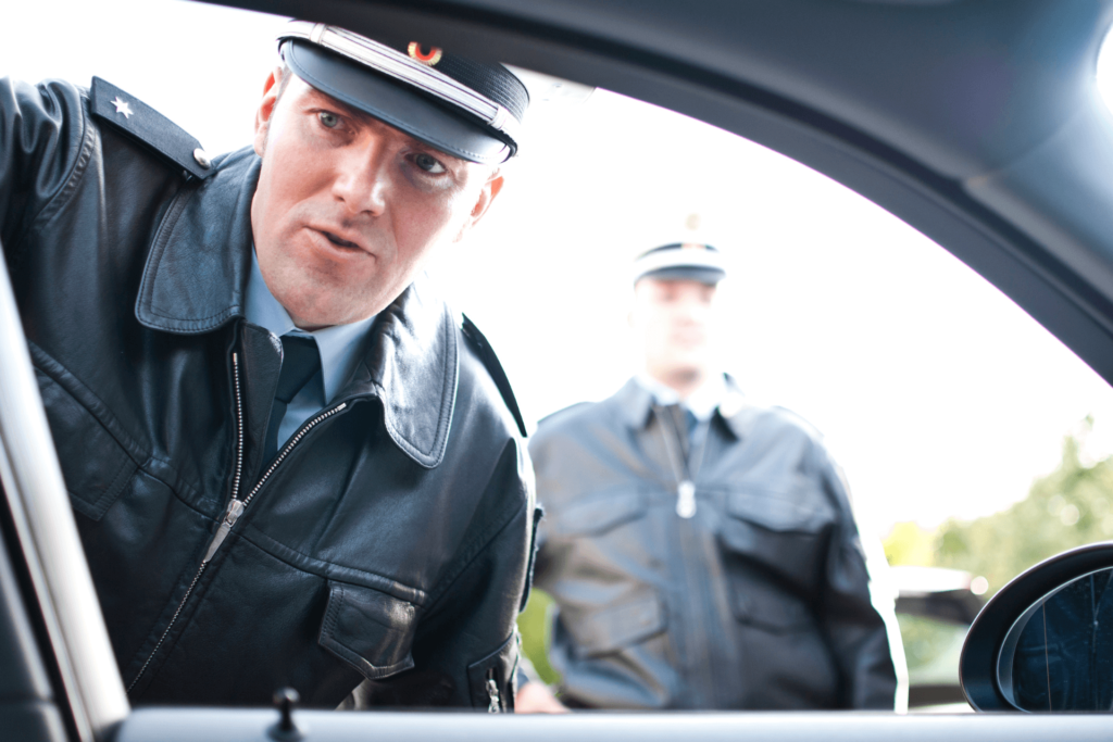 Un policier capable de controler le conducteur d'un véhicule car vitre teintée conforme à la réglementation