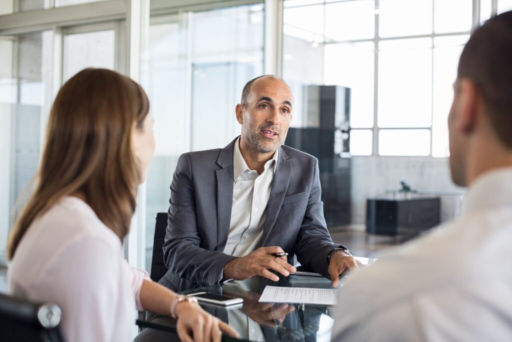Assureur expliquant à ses clients l’importance du rapport de conformité du calibrage ADAS pour la sécurité et la garantie constructeur