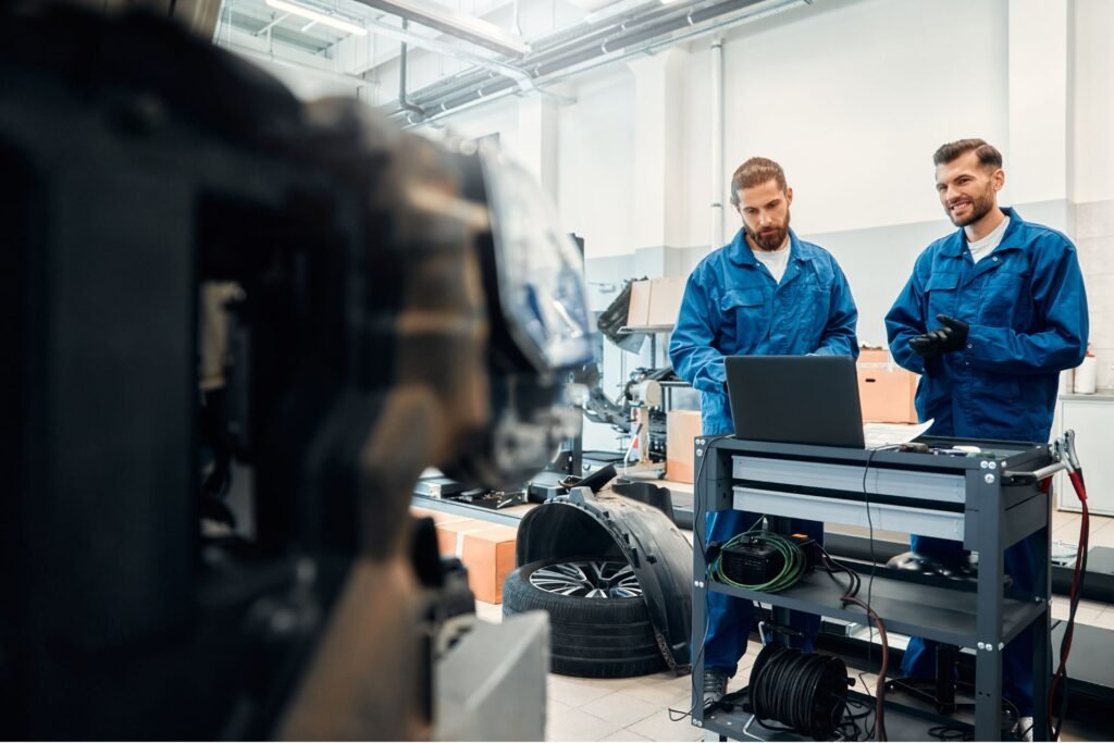Deux techniciens ADAS habilité à effectuer un calibrage de caméra de pare-brise sen atelier spécialisé