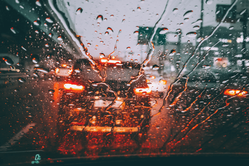 Capteur de système d’aide à la conduite obstrué par la pluie et la saleté