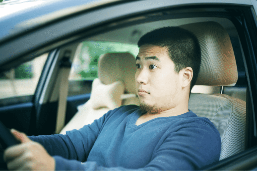 Véhicule freinant automatiquement grâce à une assistance à la conduite pour éviter une collision